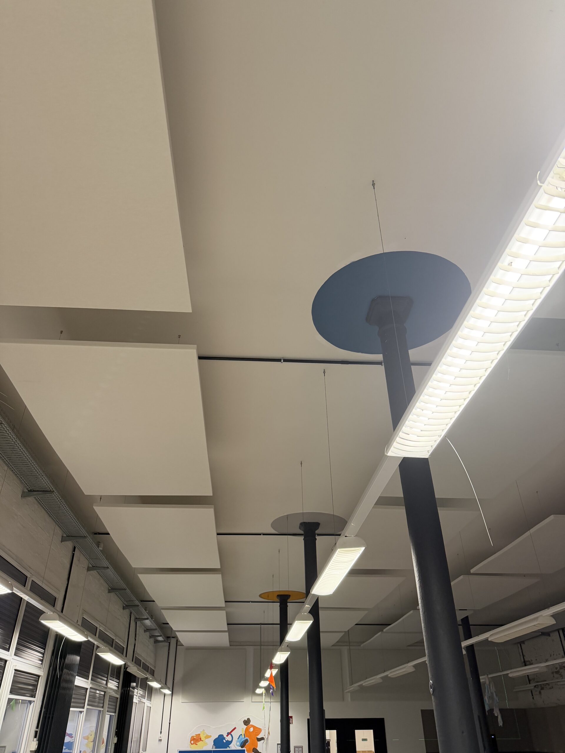 40mm PET-Vlies Deckenabsorber abegängt auf 20mm von der Decke.