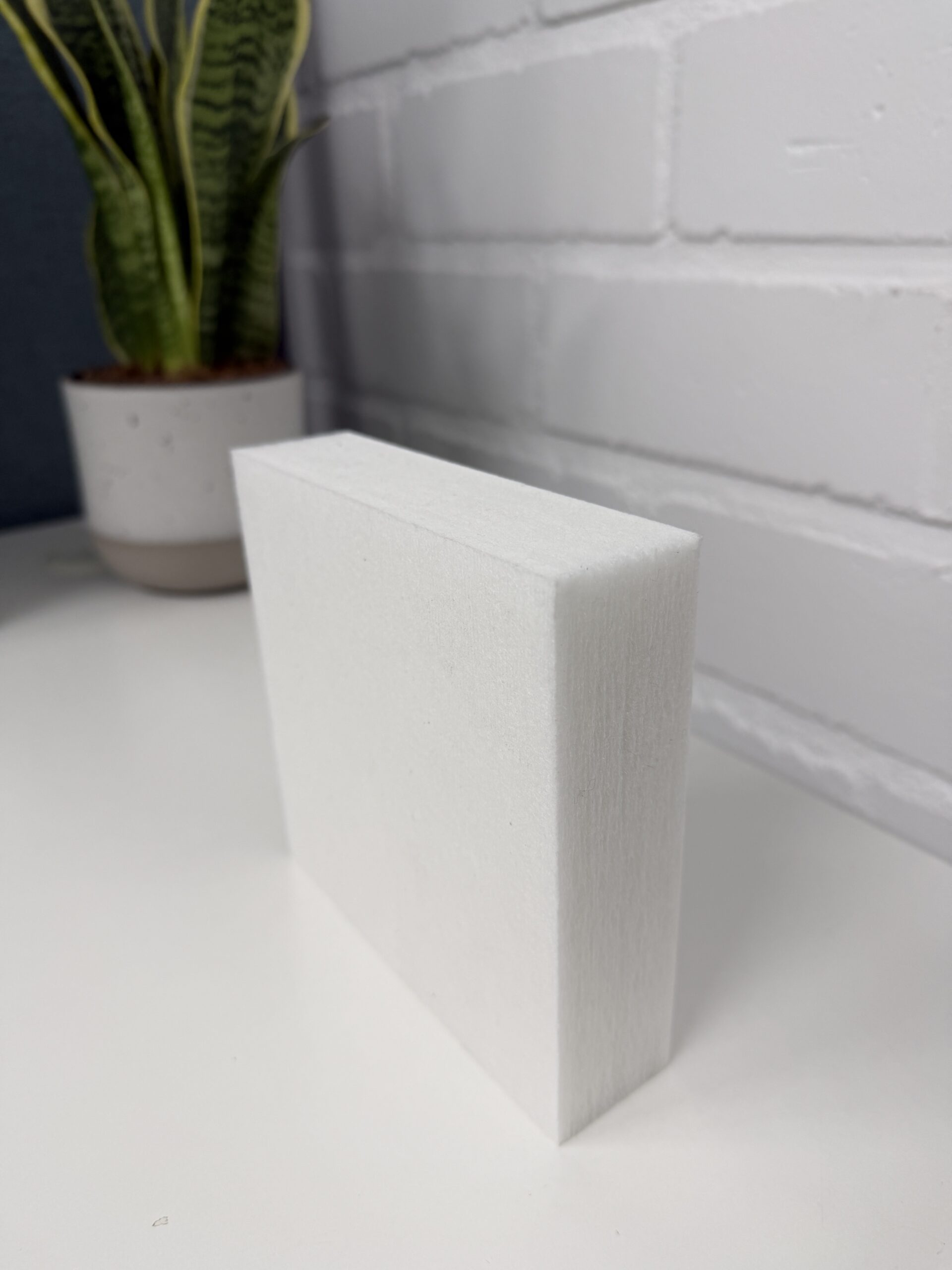 Detailaufnahme eines weißen Polyester-Absorbers ohne Bezug, ideal für schadstofffreie Raumakustik-Lösungen in Wohn- und Arbeitsbereichen.